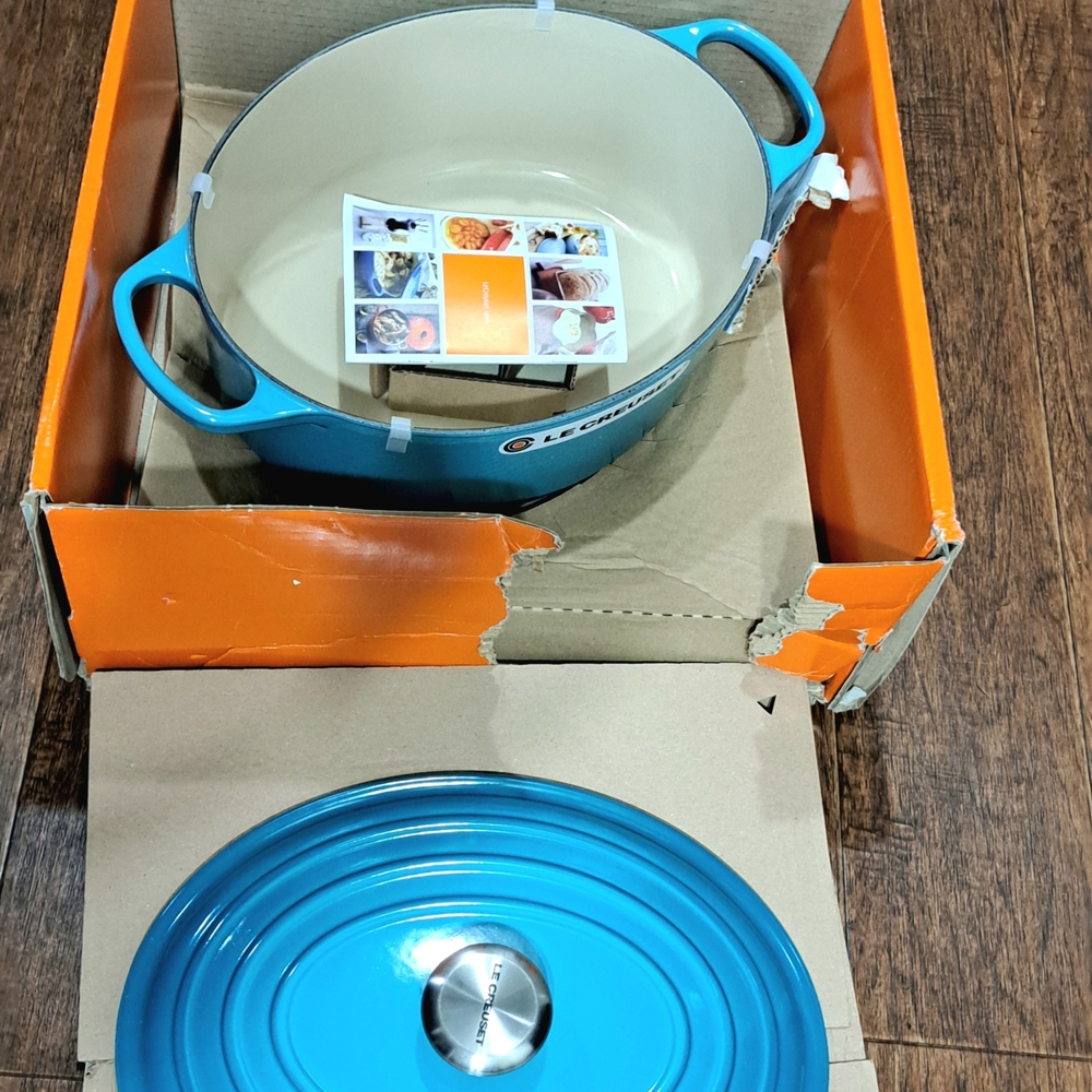 Le Creuset Turquoise Cast Iron Dutch Oven - Picture 5 of 11
